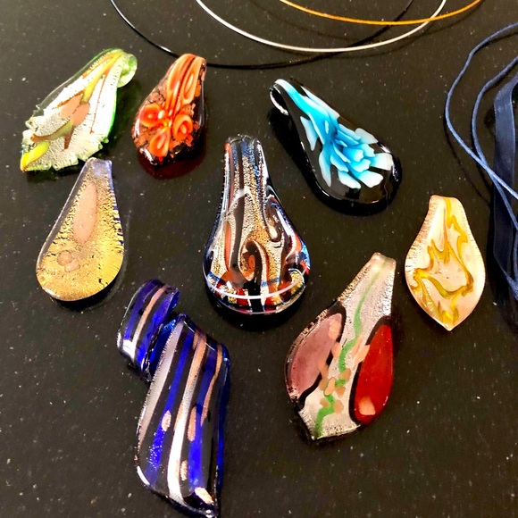 Glass pendants with magnet wire & ribbon chain - Picture 1 of 3